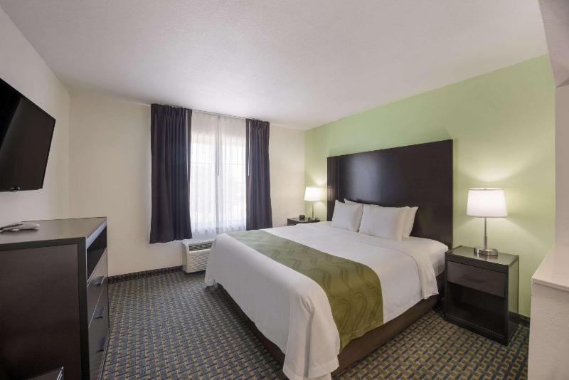 King Suite with Sofa Bed - Non-Smoking image 4