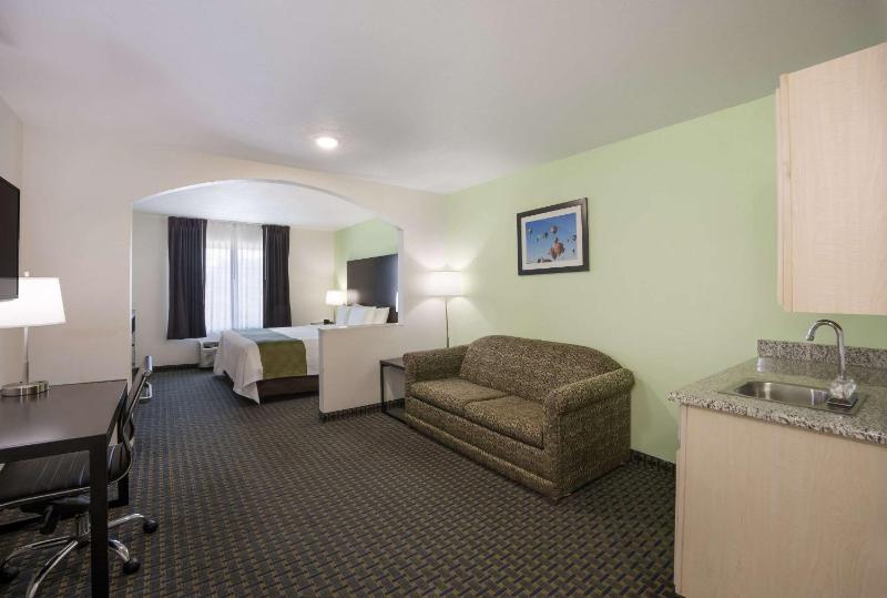 King Suite with Sofa Bed - Non-Smoking image 2