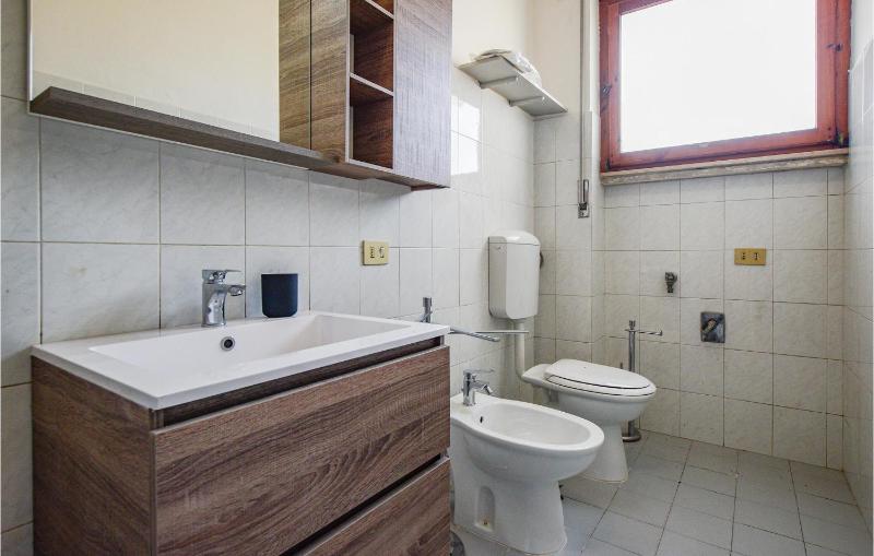 Cozy Apartment In Viareggio With Wifi - image 5