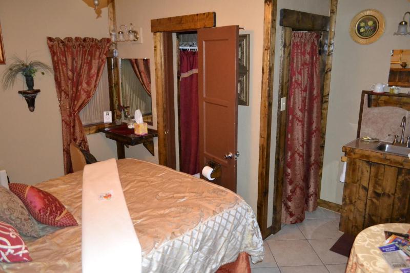 Standard Queen Room image 3