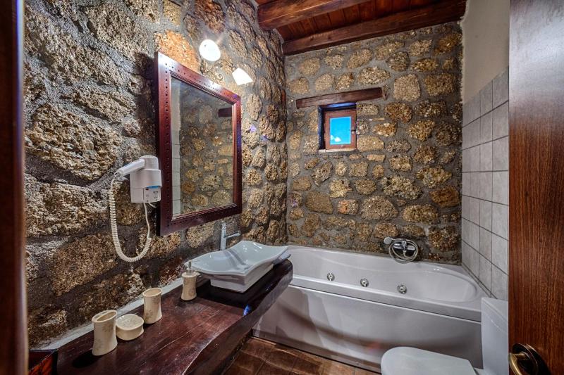 Double Room with Fireplace and Spa Bath image 3