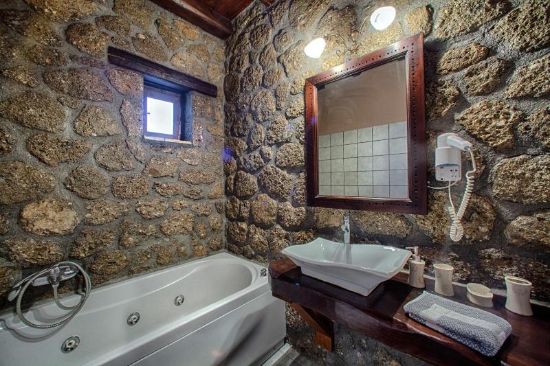 Split - Level Suite with Fireplace and Spa Bath (2 Adults + 2 Children) image 2