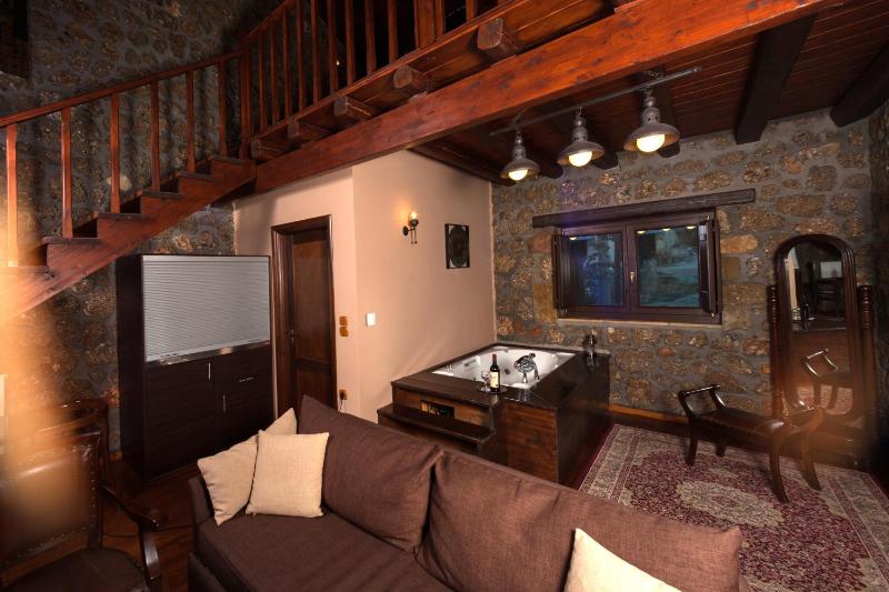 Deluxe Suite with Hot Tub image 4