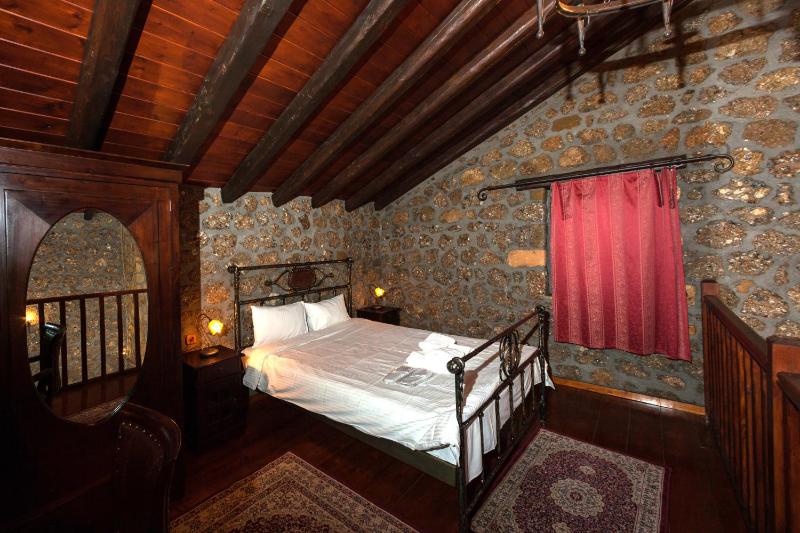 Deluxe Suite with Hot Tub image 2