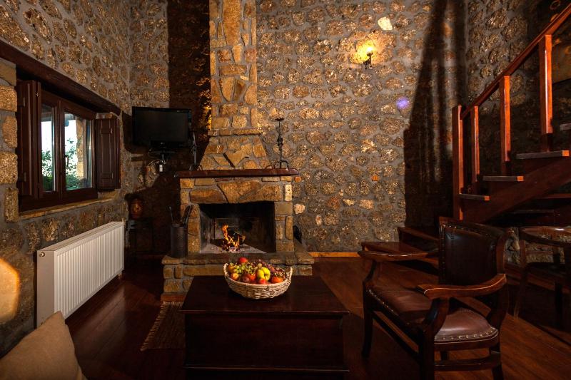 Deluxe Suite with Hot Tub image 3