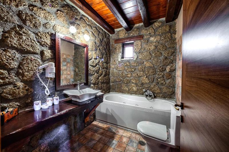 Split - Level Suite with Fireplace and Spa Bath (2 Adults + 2 Children) image 3