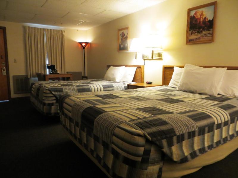 Queen Room with Two Queen Beds image 2