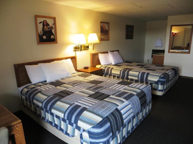 Queen Room with Two Queen Beds image 3