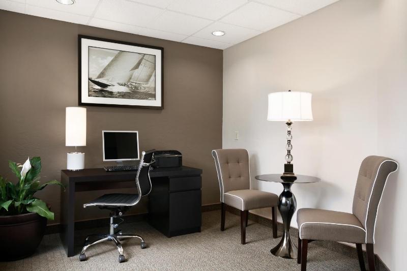 Super 8 by Wyndham Portland Airport - image 6