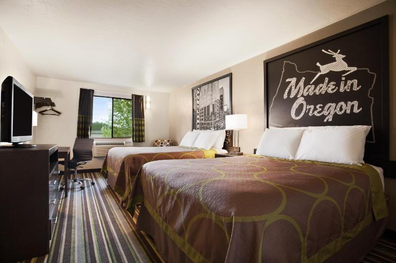 Queen Room with Two Queen Beds - Non-Smoking image 3