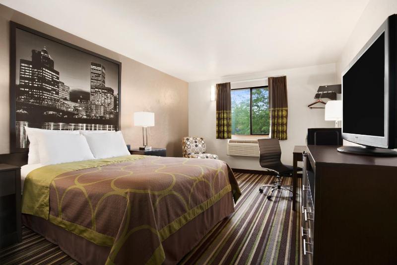 Super 8 by Wyndham Portland Airport - image 8