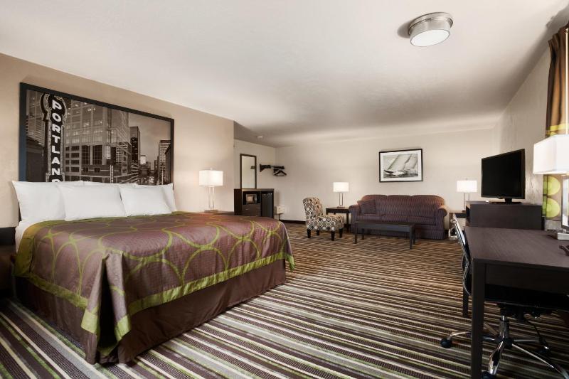 Super 8 by Wyndham Portland Airport - image 42