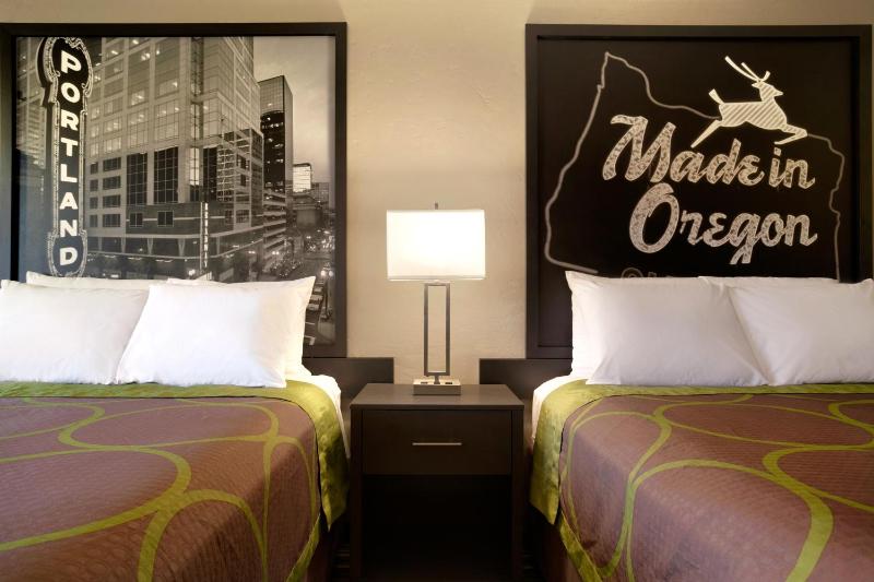Queen Room with Two Queen Beds - Non-Smoking image 4