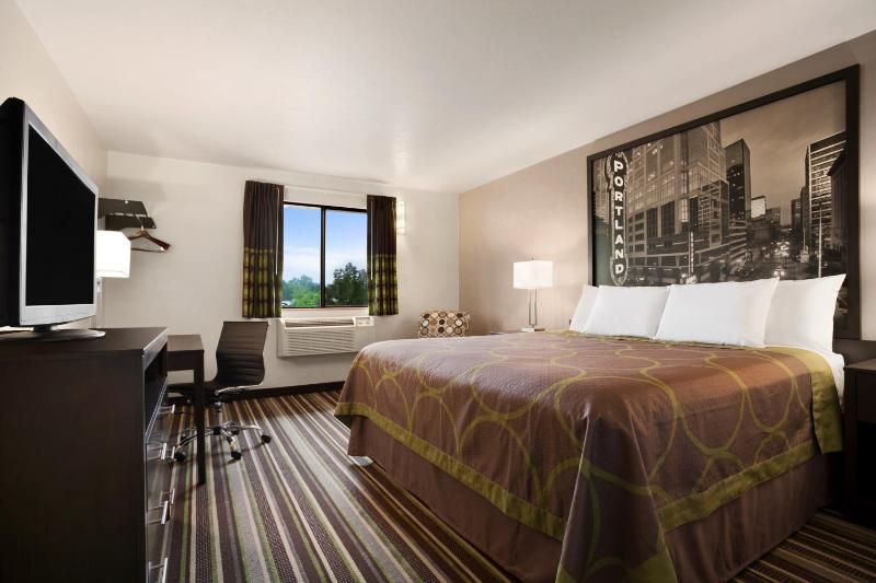Super 8 by Wyndham Portland Airport - image 18