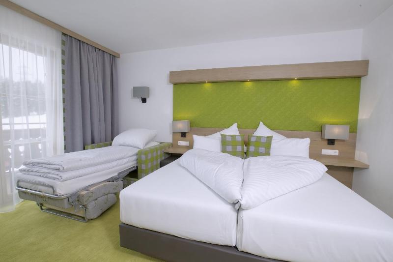 Double Room with Balcony image 2