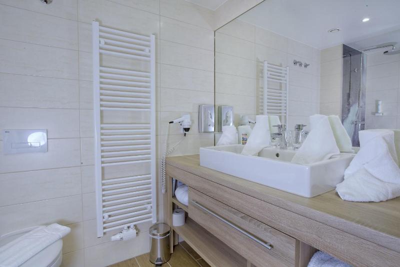 Double Room with Balcony image 3