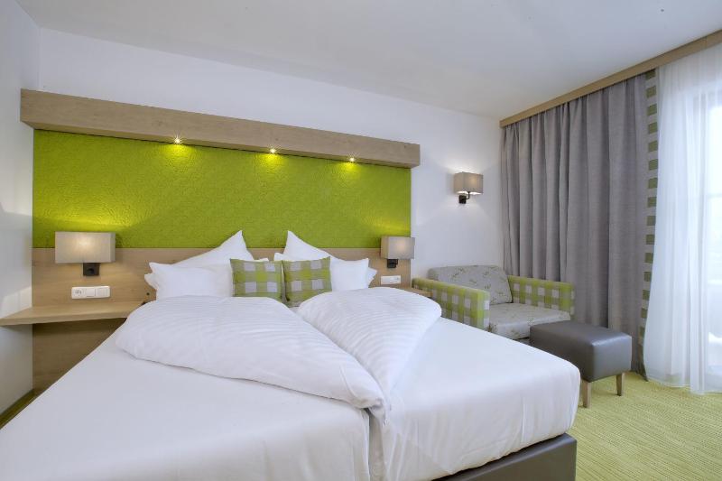 Double Room with Balcony image 4