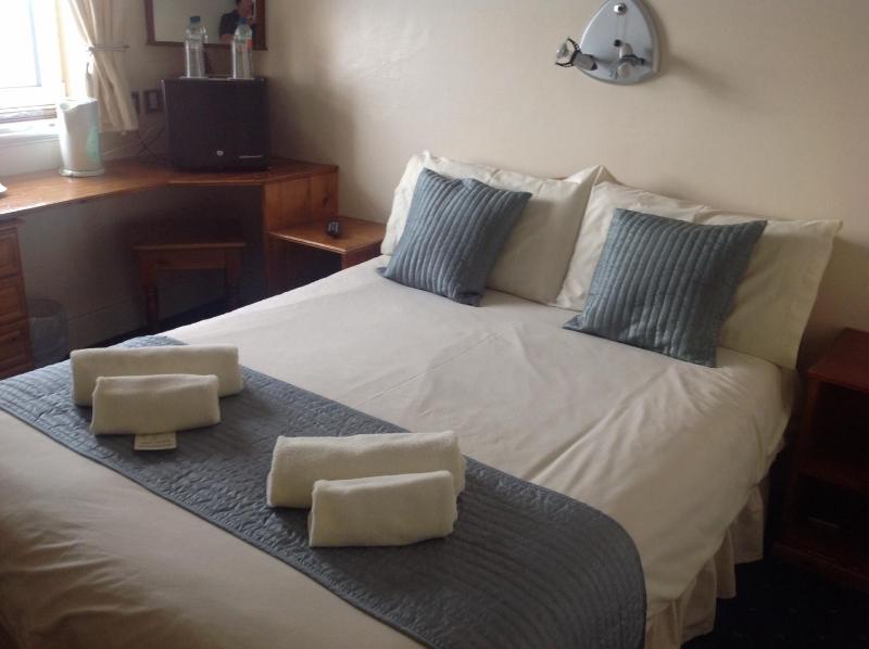 Double Room image 3