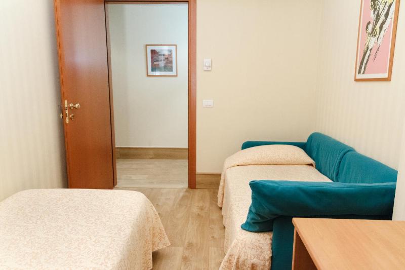 Basic Quadruple Room image 4