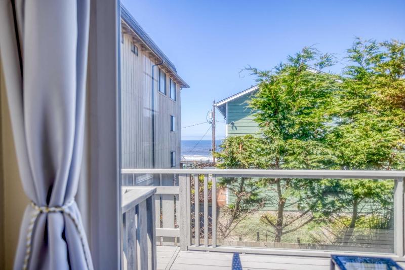 Beachlandia - image 17