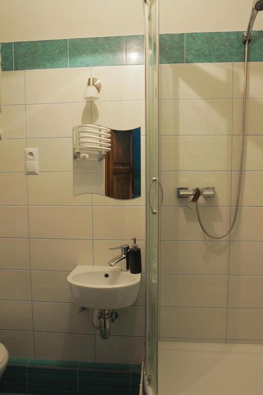 Small Twin Room image 2