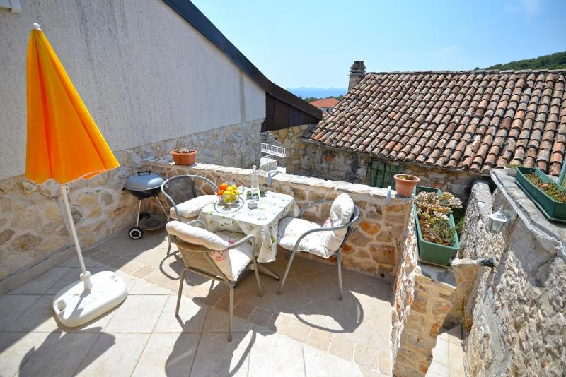 One-Bedroom Apartment with Terrace and Sea View image 3