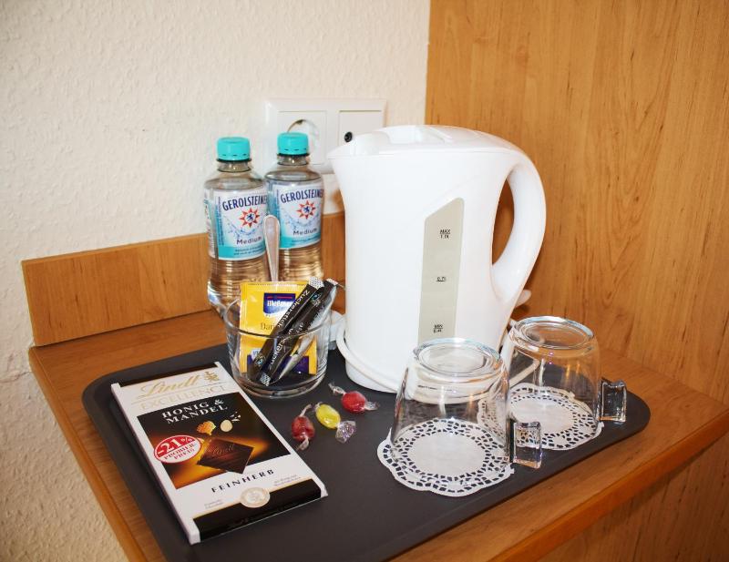 Standard Twin Room image 4