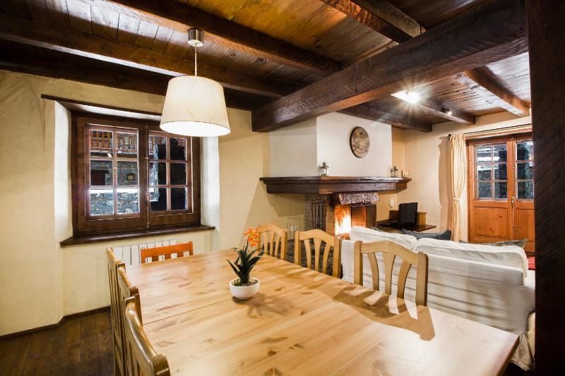 Three Bedroom Apartament with Fireplace image 2