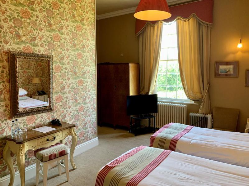 Classic Twin Room image 3