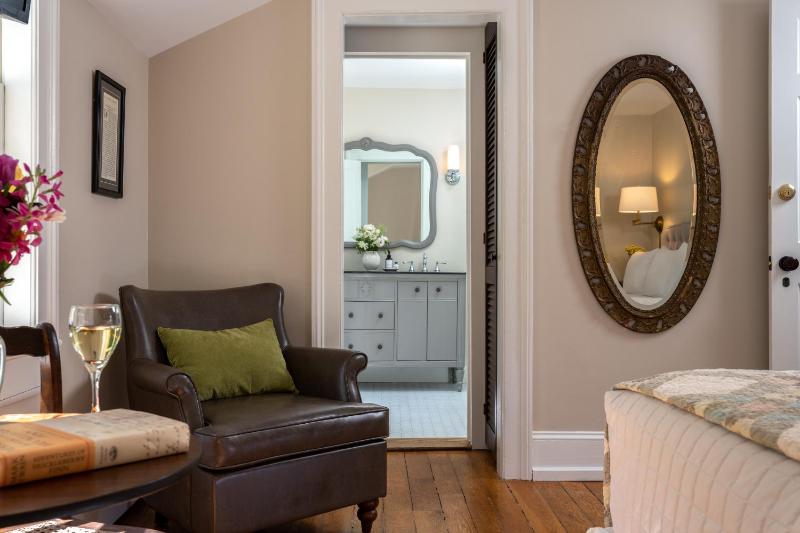 Deluxe King Room image 3