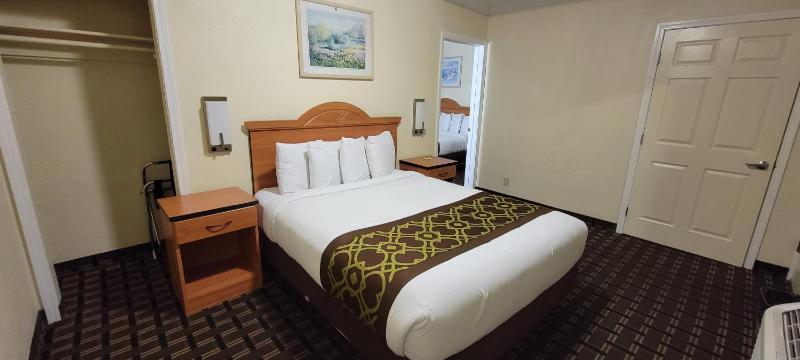 Deluxe King and Queen Suite with Kitchenette - Non Smoking image 4