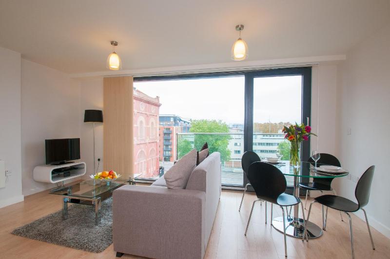 Deluxe One-Bedroom Apartment image 2
