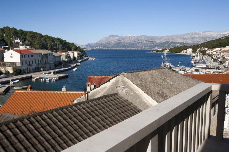 One-Bedroom Apartment with Balcony and Sea View image 2