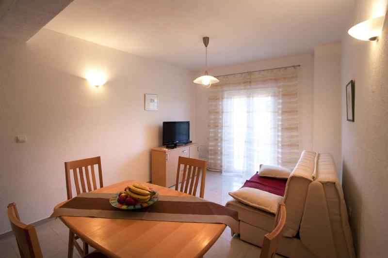 One-Bedroom Apartment with Balcony and Sea View image 4