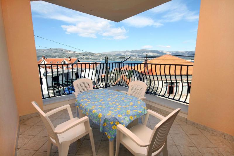 Three-Bedroom Apartment with Terrace and Sea View image 4