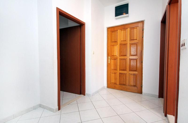 Three-Bedroom Apartment with Terrace and Sea View image 2