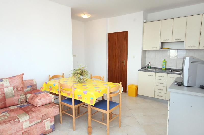 One-Bedroom Apartment with Terrace and Sea View image 4
