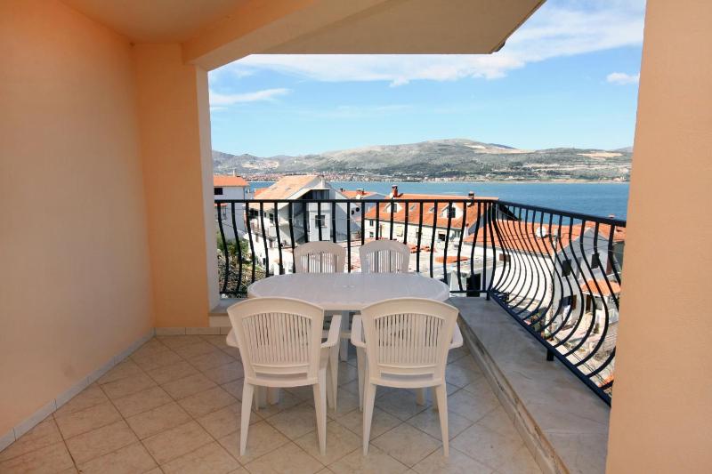 One-Bedroom Apartment with Terrace and Sea View image 3