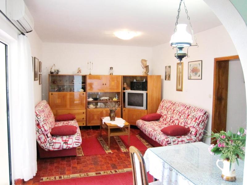 Three-Bedroom Apartment with Terrace and Sea View image 1