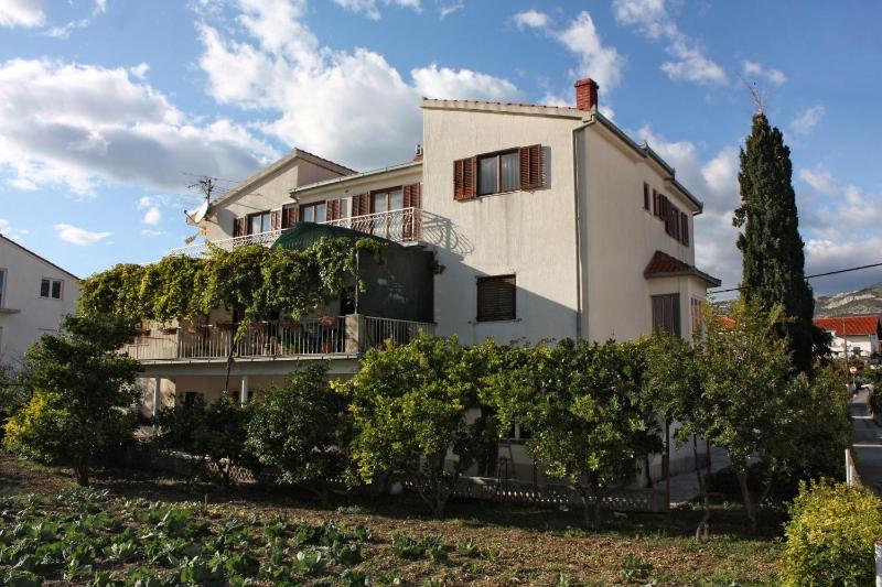 Apartments with parking space Kastel Stafilic Kastela - 5219 - image 1