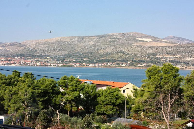 Three-Bedroom Apartment with Balcony and Sea View image 4