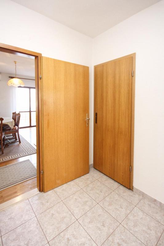 Three-Bedroom Apartment with Balcony and Sea View image 3