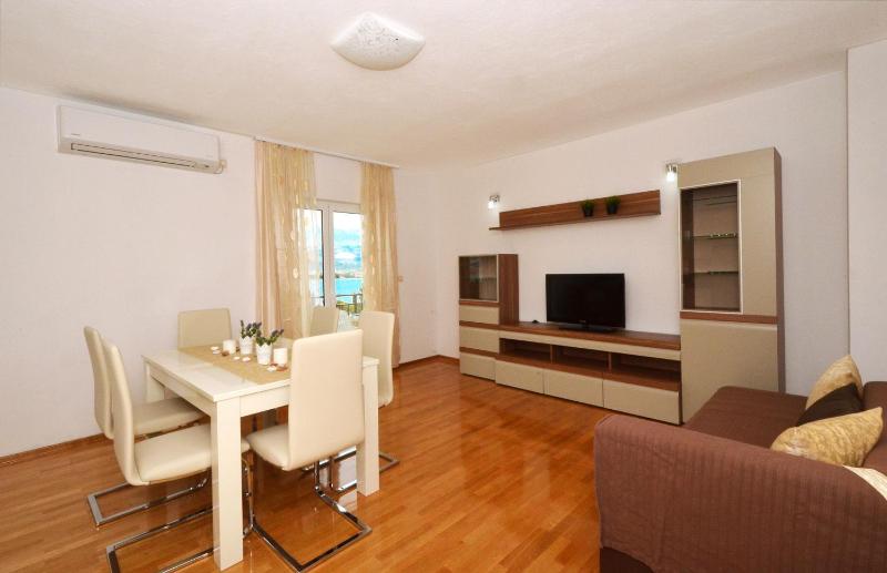 Three-Bedroom Apartment with Terrace and Sea View image 1