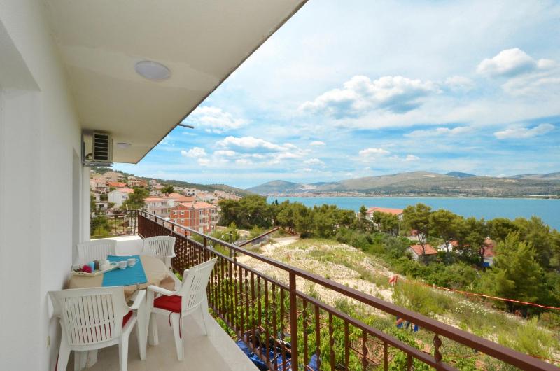 Three-Bedroom Apartment with Terrace and Sea View image 3