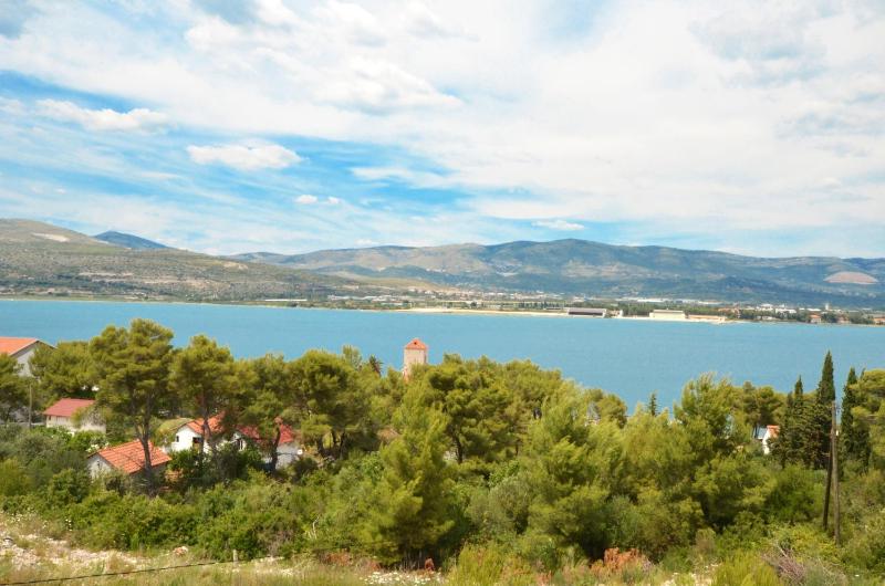 Three-Bedroom Apartment with Terrace and Sea View image 2