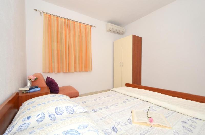 One-Bedroom Apartment with Terrace and Sea View image 4