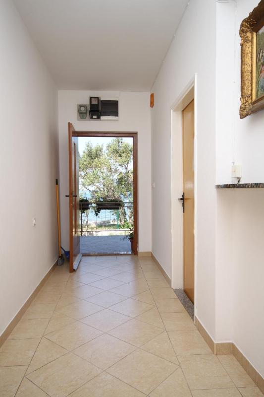 Three-Bedroom Apartment with Terrace and Sea View image 2