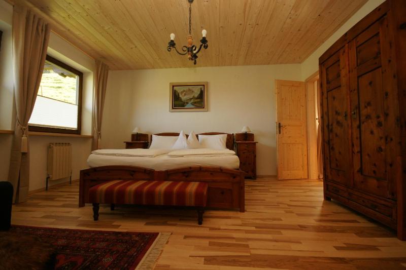 One-Bedroom Apartment image 3