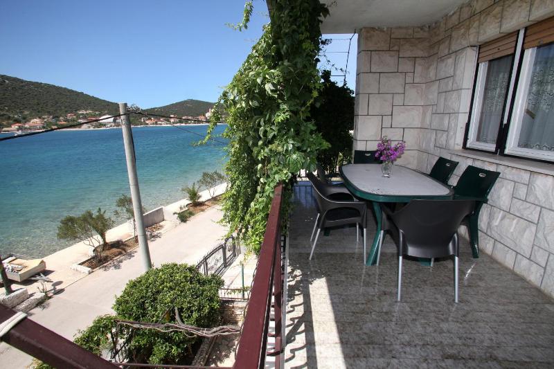 Three-Bedroom Apartment with Terrace and Sea View image 4