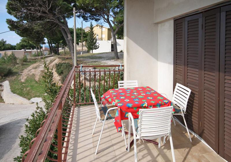 One-Bedroom Apartment with Terrace and Sea View image 4